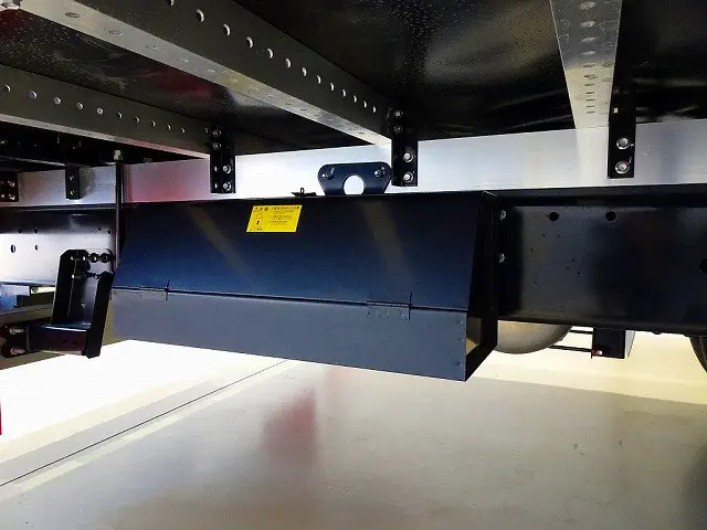 燃料タンク200L タイヤ止め2個 右シャシリア工具箱 左シャシリア3連タイヤチェーンフック|日野 デュトロ 2PG-FD2ABG(2WD)の写真47