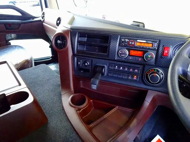 AAC PS PW SRS ABS キーレス 左電格ミラー/ヒーター/左右電動角度調整 エアサスシート/肘掛け ラジオ バックモニター アドブルー 排気ブレーキ T/Mリターダー デフロック|日野 プロフィア 2KG-FW1AHC(8x4)の写真10