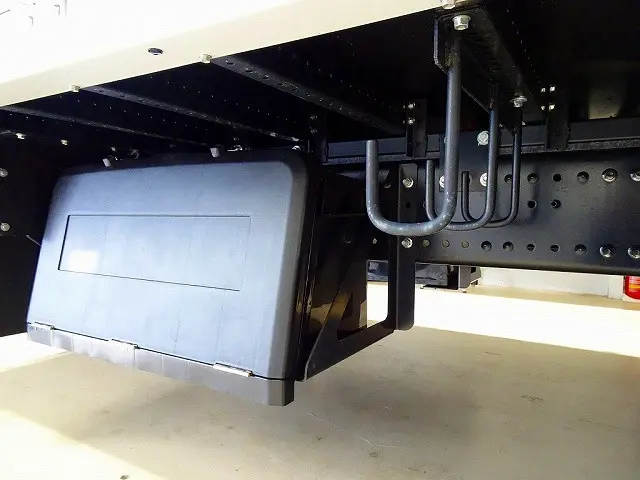 燃料タンク300L+200L タイヤ止め2個 アルミ製サイドガード ステンレス製リアフェンダー 左右シャシリア工具箱 左右シャシリア3連タイヤチェーンフック2個|日野 プロフィア 2KG-FW1AHC(8x4)の写真48