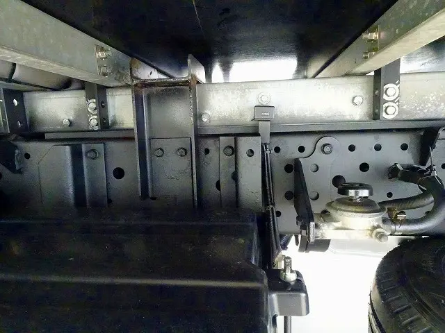シャーシは 錆止め/マフラー塗装 仕上げに力を入れています。|いすゞ エルフ 2RG-NHR88AN(2WD)の写真35