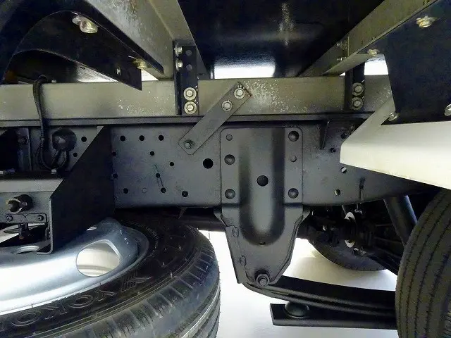 シャーシは 錆止め/マフラー塗装 仕上げに力を入れています。|いすゞ エルフ 2RG-NHR88AN(2WD)の写真36