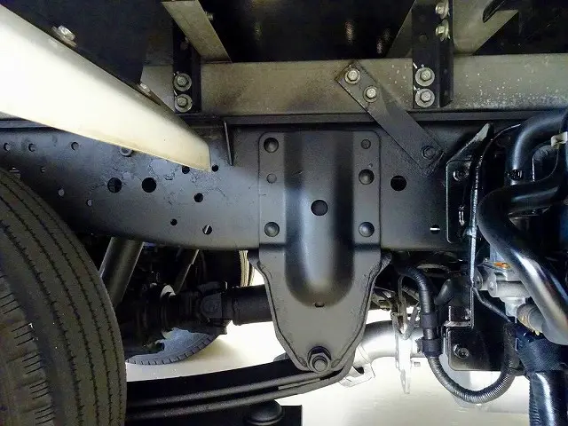 シャーシは 錆止め/マフラー塗装 仕上げに力を入れています。|いすゞ エルフ 2RG-NHR88AN(2WD)の写真41