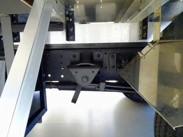 シャーシは 錆止め/マフラー塗装 仕上げに力を入れています。|日野 デュトロ 2KG-XZU775M(4WD)の写真42