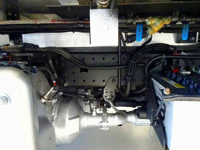 シャーシは 錆止め/マフラー塗装 仕上げに力を入れています。|日野 デュトロ 2KG-XZU775M(4WD)の写真46