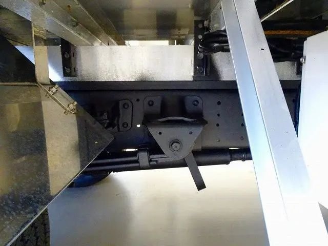 シャーシは 錆止め/マフラー塗装 仕上げに力を入れています。|日野 デュトロ 2KG-XZU775M(4WD)の写真47