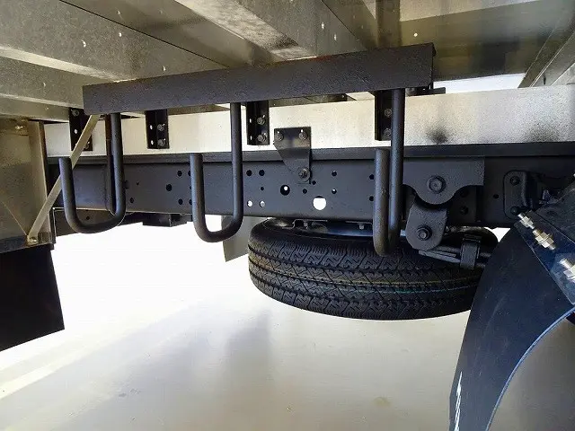 左右シャシリア3連タイヤチェーンフック 左シャシ中央工具箱 タイヤ止め2個|日野 デュトロ 2KG-XZU775M(4WD)の写真48