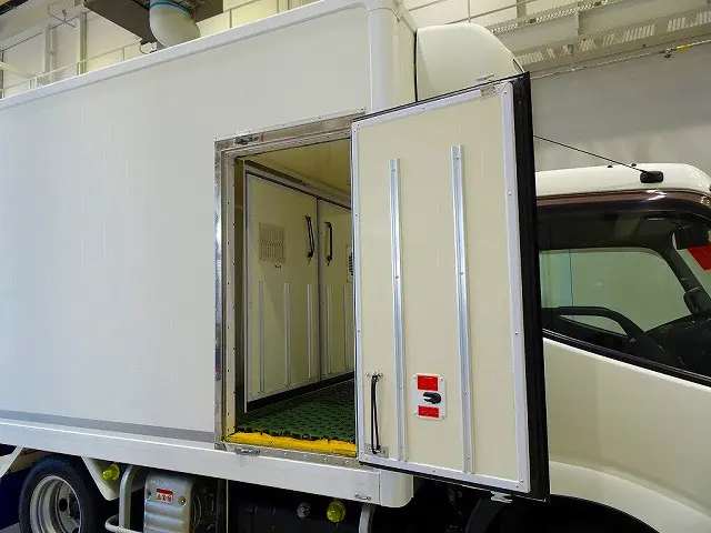 フロント荷室/内寸:76×167×135(すのこ付:132) 両サイド開閉式ドア 水抜き穴前1対 荷室灯1個|日野 デュトロ 2RG-XZC645M(2WD)の写真25
