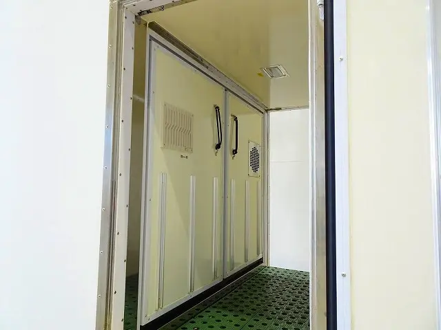 フロント荷室/内寸:76×167×135(すのこ付:132) 両サイド開閉式ドア 水抜き穴前1対 荷室灯1個|日野 デュトロ 2RG-XZC645M(2WD)の写真26