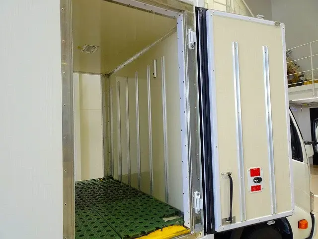 フロント荷室/内寸:76×167×135(すのこ付:132) 両サイド開閉式ドア 水抜き穴前1対 荷室灯1個|日野 デュトロ 2RG-XZC645M(2WD)の写真27
