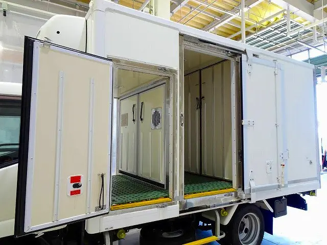 フロント荷室/内寸:76×167×135(すのこ付:132) 両サイド開閉式ドア 水抜き穴前1対 荷室灯1個|日野 デュトロ 2RG-XZC645M(2WD)の写真28