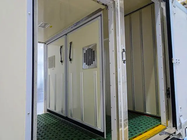 フロント荷室/内寸:76×167×135(すのこ付:132) 両サイド開閉式ドア 水抜き穴前1対 荷室灯1個|日野 デュトロ 2RG-XZC645M(2WD)の写真29