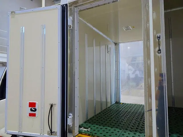 フロント荷室/内寸:76×167×135(すのこ付:132) 両サイド開閉式ドア 水抜き穴前1対 荷室灯1個|日野 デュトロ 2RG-XZC645M(2WD)の写真30