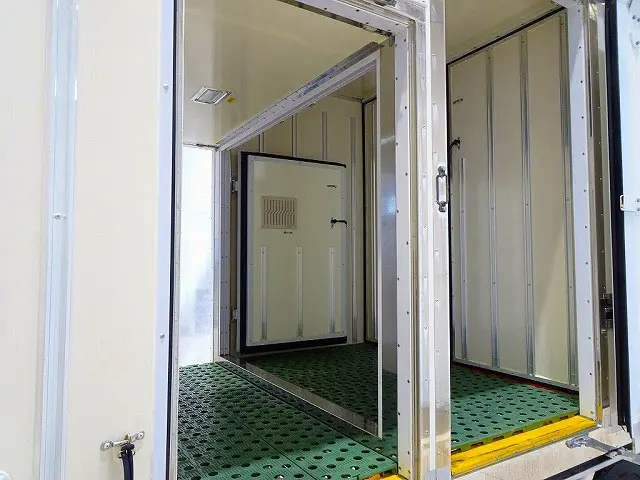 フロント荷室/内寸:76×167×135(すのこ付:132) 両サイド開閉式ドア 水抜き穴前1対 荷室灯1個|日野 デュトロ 2RG-XZC645M(2WD)の写真31