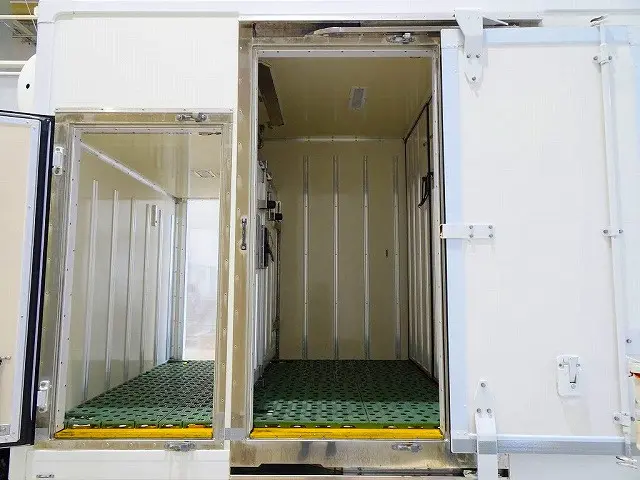 フロント荷室/内寸:76×167×135(すのこ付:132) 両サイド開閉式ドア 水抜き穴前1対 荷室灯1個|日野 デュトロ 2RG-XZC645M(2WD)の写真32