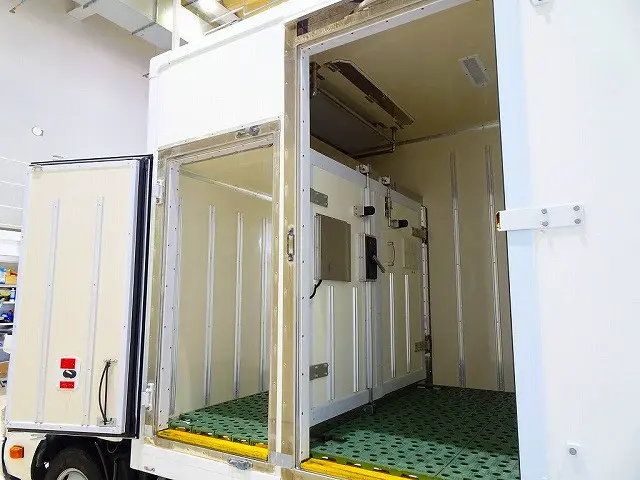 荷室2室式(フロント1室/リア2室仕様・可動式仕切り扉付)|日野 デュトロ 2RG-XZC645M(2WD)の写真33