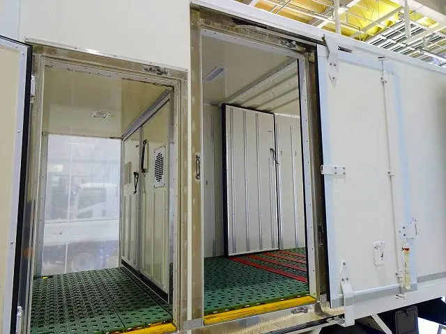荷室2室式(フロント1室/リア2室仕様・可動式仕切り扉付)|日野 デュトロ 2RG-XZC645M(2WD)の写真35