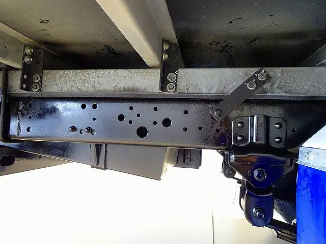 左リア工具BOX リアシャシ中央工具BOX シャーシは 錆止め/マフラー塗装 仕上げに力を入れています。|日野 デュトロ 2RG-XZC645M(2WD)の写真48