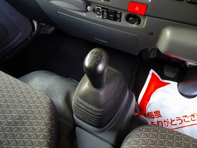 フロア5MT|いすゞ エルフ 2RG-NLR88AN(2WD)の写真17