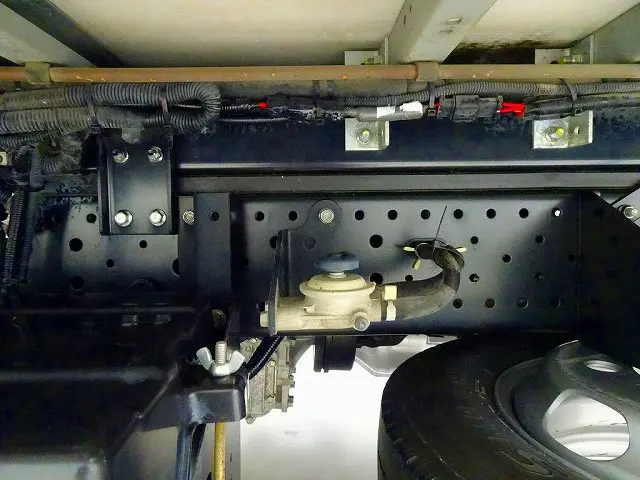 シャーシは 錆止め/マフラー塗装 仕上げに力を入れています。|いすゞ エルフ 2RG-NLR88AN(2WD)の写真39