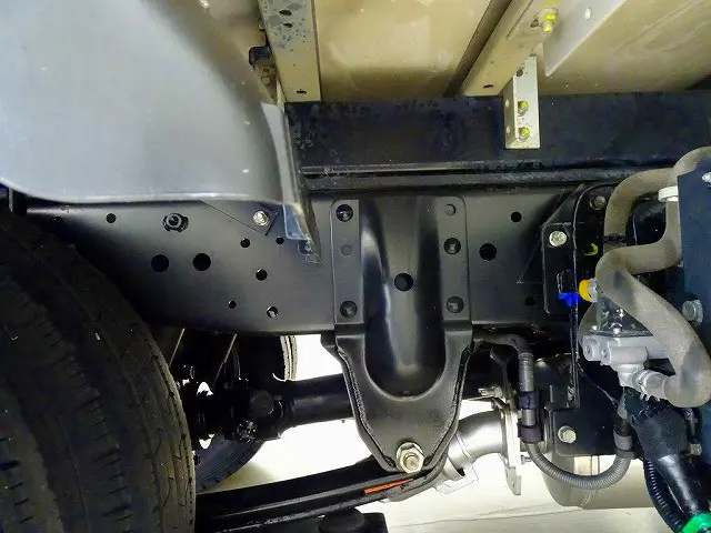 シャーシは 錆止め/マフラー塗装 仕上げに力を入れています。|いすゞ エルフ 2RG-NLR88AN(2WD)の写真45