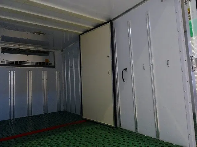 荷台内寸:300×167×165 床プラスチックすのこ付 左サイドスライドドア(151cm/83cm) 水抜き穴前1対 荷室灯2個 仕切り扉付(脱着可) 低温±30度設定 -18度確認|日野 デュトロ TPG-XZC605M(2WD)の写真25