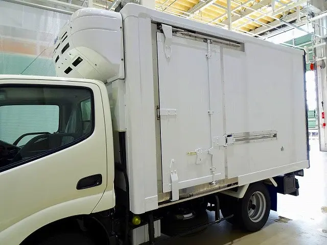 荷台内寸:300×167×165 床プラスチックすのこ付 左サイドスライドドア(151cm/83cm) 水抜き穴前1対 荷室灯2個 仕切り扉付(脱着可) 低温±30度設定 -18度確認|日野 デュトロ TPG-XZC605M(2WD)の写真29