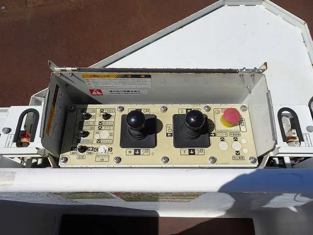 最大バケット積載荷重200kg　FRP製バケット/首振り/作業灯1個|いすゞ エルフ TPG-NKS85AN(4WD)の写真40