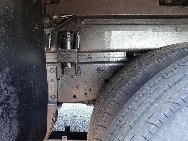 シャーシは 錆止め/マフラー塗装 仕上げに力を入れています。|いすゞ エルフ TPG-NKS85AN(4WD)の写真43