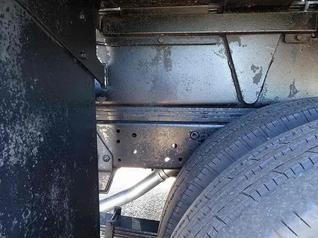 シャーシは 錆止め/マフラー塗装 仕上げに力を入れています。|いすゞ エルフ TPG-NKS85AN(4WD)の写真47