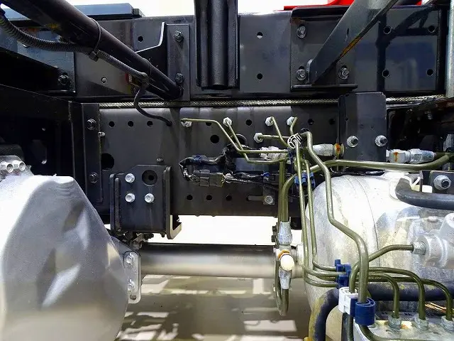 シャーシは 錆止め/マフラー塗装 仕上げに力を入れています。|いすゞ フォワード 2RG-FRR90S2(2WD)の写真48