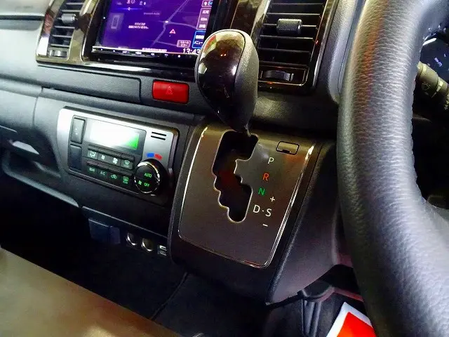 インパネAT 2ペダル|トヨタ ハイエースバン QDF-GDH206V(4WD)の写真18