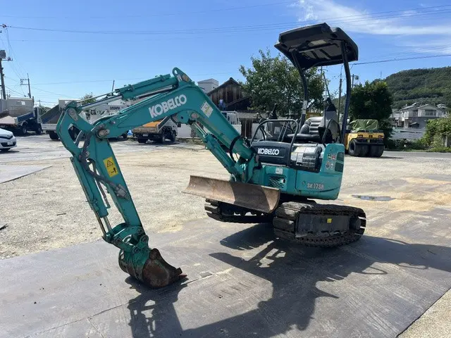 KOBELCO ミニショベル SK17SR-5の写真1