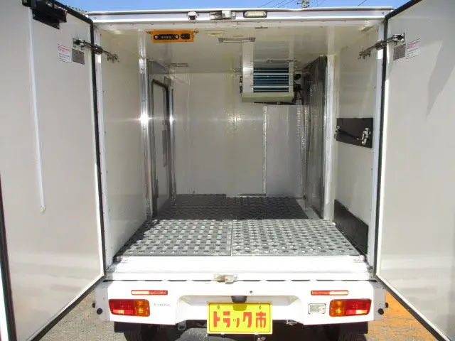 ダイハツ ハイゼットトラック EBD-S500P(2WD)の写真4