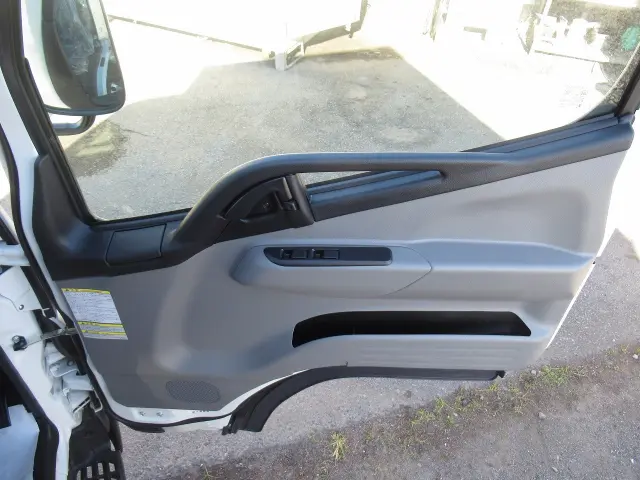 三菱 キャンター 2RG-FBA20(2WD)の写真5