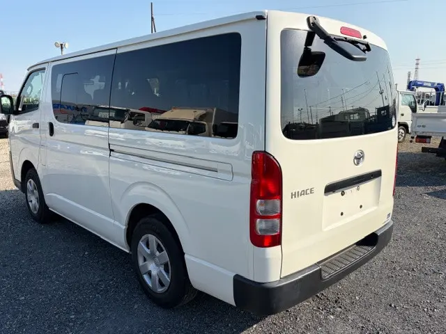 トヨタ ハイエースバン 3BF-TRH200V(2WD)の写真4