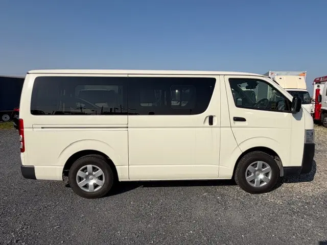 トヨタ ハイエースバン 3BF-TRH200V(2WD)の写真7