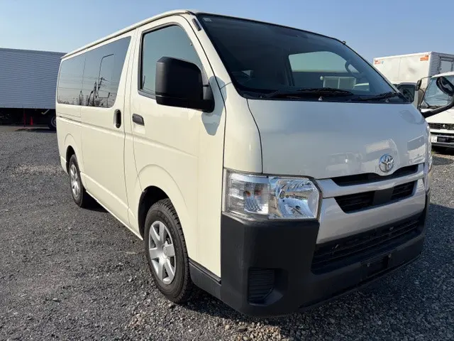 トヨタ ハイエースバン 3BF-TRH200V(2WD)の写真8