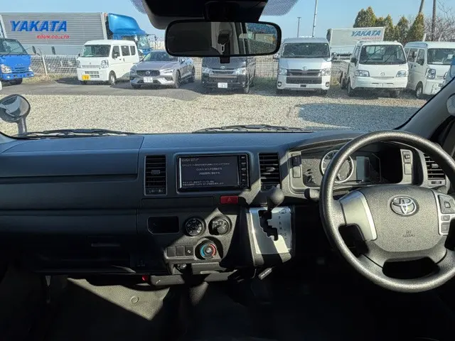 トヨタ ハイエースバン 3BF-TRH200V(2WD)の写真10