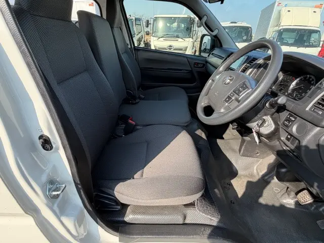 トヨタ ハイエースバン 3BF-TRH200V(2WD)の写真13