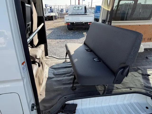 トヨタ ハイエースバン 3BF-TRH200V(2WD)の写真14