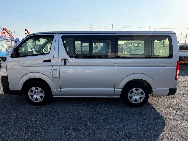 トヨタ ハイエースバン 3BF-TRH200V(2WD)の写真2