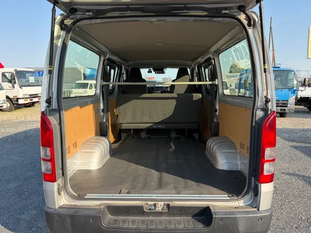 トヨタ ハイエースバン 3BF-TRH200V(2WD)の写真17