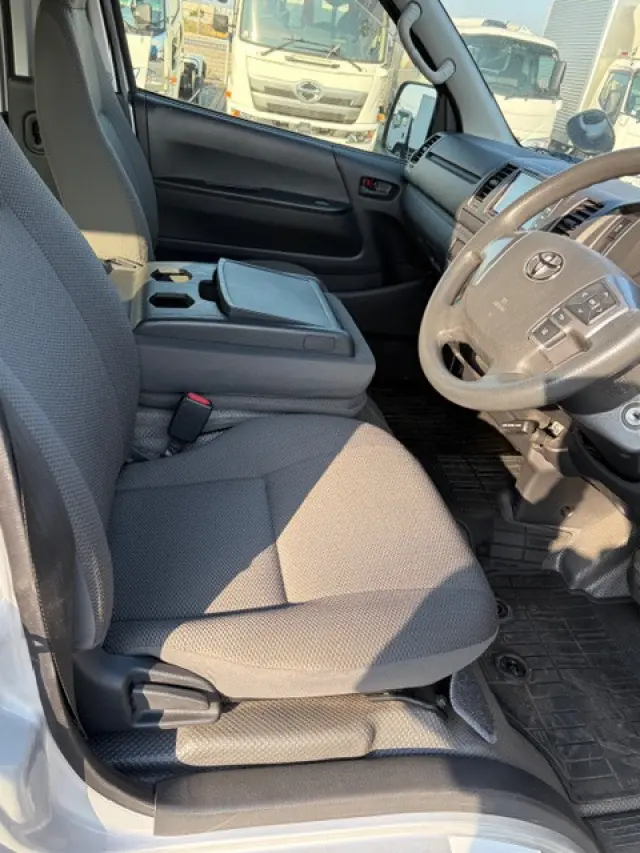 トヨタ ハイエースバン 3BF-TRH200V(2WD)の写真18