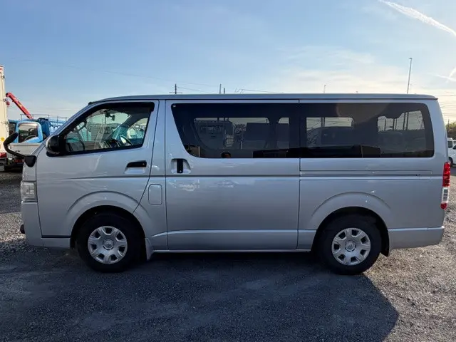 トヨタ ハイエースレジアス CBF-TRH200V(2WD)の写真3