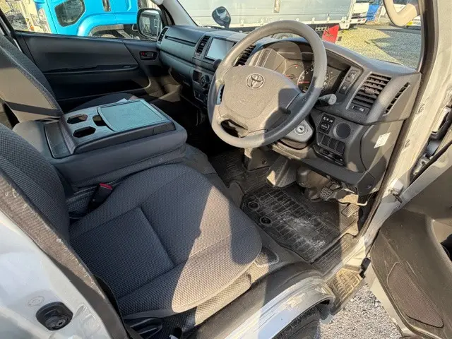 トヨタ ハイエースレジアス CBF-TRH200V(2WD)の写真10