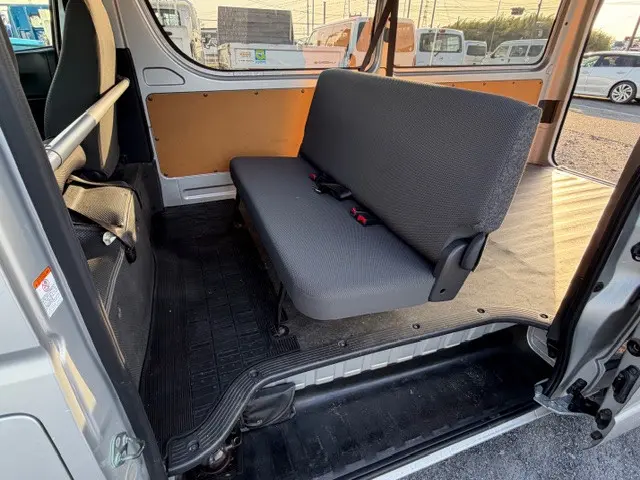 トヨタ ハイエースレジアス CBF-TRH200V(2WD)の写真11
