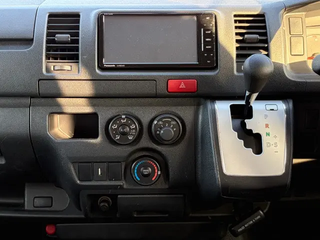 トヨタ ハイエースレジアス CBF-TRH200V(2WD)の写真13