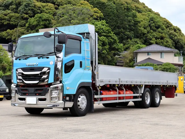 いすゞ ギガ QKG-CYM77B(6x2)の写真1