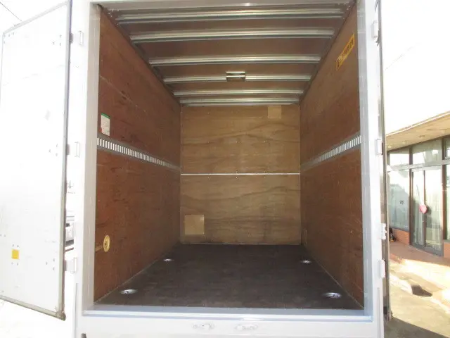 いすゞ エルフ BKG-NHR85AN(2WD)の写真3