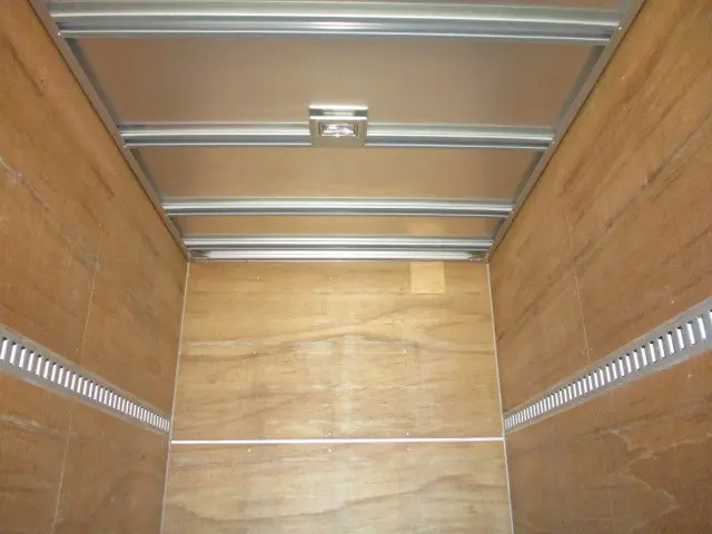 いすゞ エルフ BKG-NHR85AN(2WD)の写真4